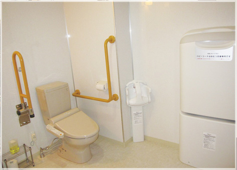 典礼会館1F【誰でもトイレ】赤ちゃんと一緒にご利用頂ける広々としたトイレです 典礼会館1F【誰でもトイレ】赤ちゃんと一緒にご利用頂ける広々としたトイレです