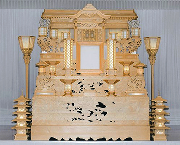 総桧製八尺総刻祭壇及び特撰飾大輿使用